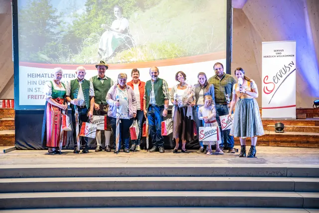 Im Musikpavillon am Dorfplatz in Kirchdorf feierte am 27. Juli die neue Heimatleuchten-Folge „Hin über d'Alm – mit Conny Bürgler in St. Johann" ihre Vorpremiere. | Foto: Stefan Wörgetter