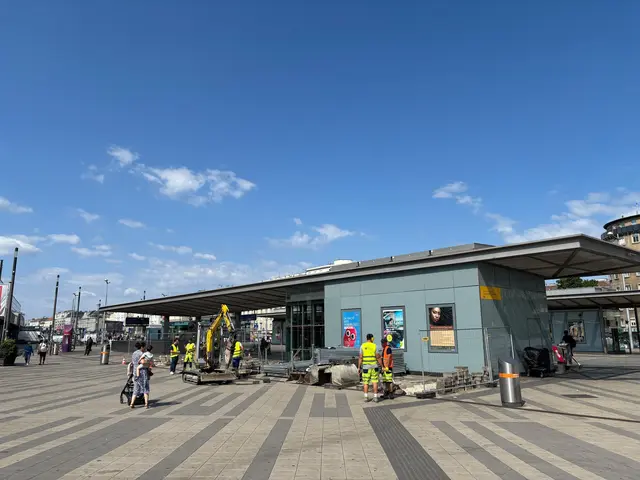 Auf dem Südtiroler Platz wird gearbeitet. Ist das der Beginn der Umgestaltung der Vorplätze des Hauptbahnhofs? | Foto: Antonio Šećerović/MeinBezirk