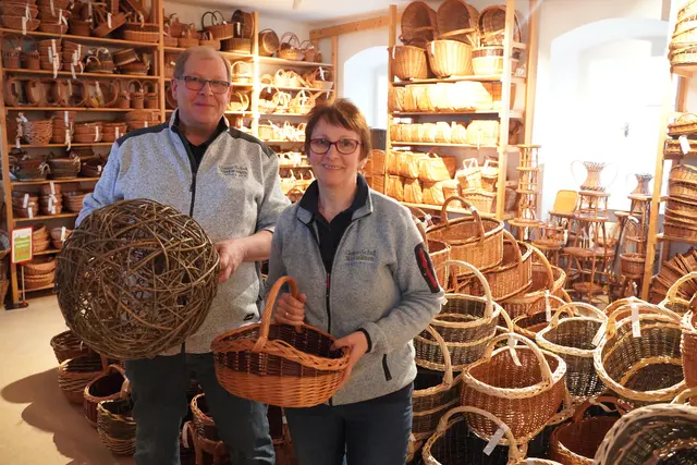 Traditionelles Handwerk mit viel Liebe zum Detail: Körbe aus Meisterhand. Im Bild Obmann des Erlebnismuseumsvereins Schönbach Franz Höfer und Heidi Hammer. | Foto: Evi Leutgeb