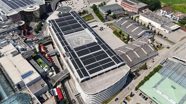 Die neue Photovoltaikanlage auf dem Dach des Parkdeck B der PlusCity umfasst 2.739 Solarmodule auf einer Fläche von mehr als 5.000 Quadratmetern.  | Foto: CCE Österreich GmbH
