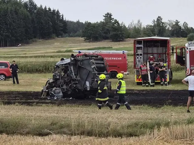 Die Arbeitsmaschine wurde durch das Feuer vollständig zerstört. | Foto: FF Vitis