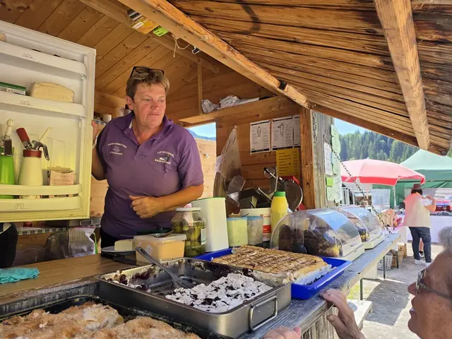 Gudrun Würger ist am Stand für Naturprodukte von regionalen Landwirten, nur aus der Gemeinde Krakau, diese werden von den Bauern gekauft und hier angeboten. Bauernkrapfen und andere Mehlspeisen produziert die Familie Würger selbst. | Foto: Anita Galler