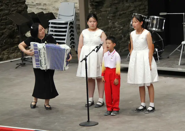 Mit "Edelweiss" - aus The Sound of Music - überraschten die Gäste aus China.  | Foto: Peter Seper