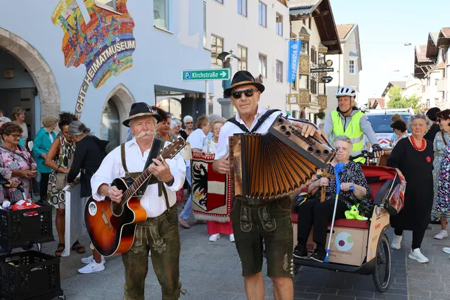 Zwei Musiker sorgten für gute Stimmung und begleiteten die SeniorInnen beim gemeinsamen Marsch – inklusive einer Rikscha – in die neuen Räumlichkeiten. | Foto: MG Telfs/Hackl