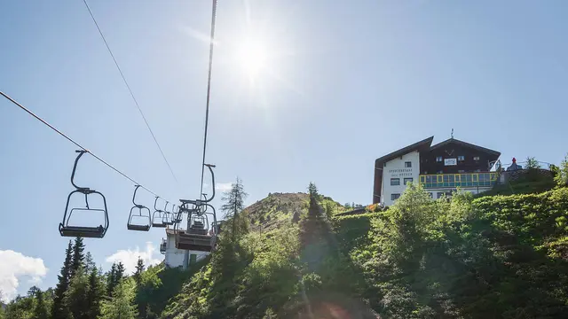 Abenteuer rund ums Kellerjoch: Mit dem 2er Sessellift geht’s hinauf zum Hecherhaus. | Foto: ichmachefotos.com 