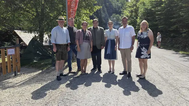 Zahlreiche Ehrengäste feierten das Jubiläum des Naturparks NÖ Eisenwurzen mit. V. l. n. r.: Bürgermeister Johann Lueger (Opponitz), Naturpark-Obfrau Christina Forsthuber, Landtagsabgeordneter Mario Wührer (in Vertretung von Landeshauptfrau Johanna Mikl-Leitner), Bürgermeisterin Manuela Zebenholzer, Bürgermeister und Obmann der Naturparke Niederösterreich Werner Krammer sowie Direktorin Maria Ottenschläger (LFS Hohenlehen).
 | Foto: fotogruber & Naturpark NÖ Eisenwurzen