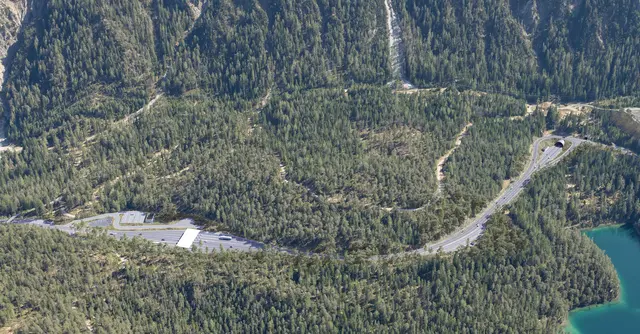 So wie auf dieser Visualisierng dargestellt, würde sich der Bereich beim Blindsee einmal darstellen, links vorne erkennt man die Mautstelle, rechts das Portal des Fernpasstunnels. | Foto: Visualisierung: Land Tirol