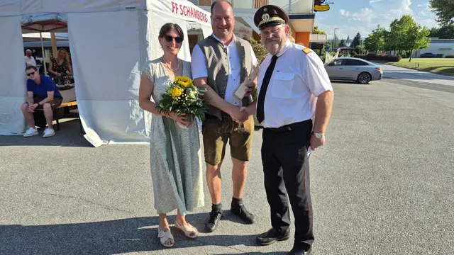 Bereichsfeuerwehrkommandant OBR Josef Gaich (r.) gratulierte seinem Stellvertreter mit einer unterhaltsamen Laudatio.