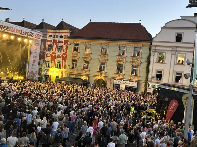 Der Leobener Hauptplatz war gut besucht zum Heimspiel von Thomas Stipsits.  | Foto: MeinBezirk/Astrid Moder