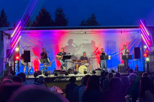 Das milde Sommerwetter spielte ebenfalls mit und ermöglichte ein rund dreistündiges Open-Air-Konzert bis in die späten Abendstunden.  | Foto: Markus Kahrer