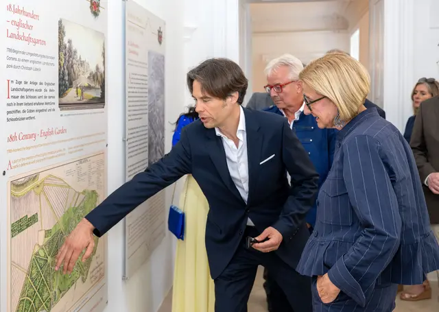 Landeshauptfrau Johanna Mikl-Leitner mit Schlossherr Ernst-Heinrich Harrach bei einem Rundgang durch das Museum Schloss Prugg. | Foto: NLK Filzwieser