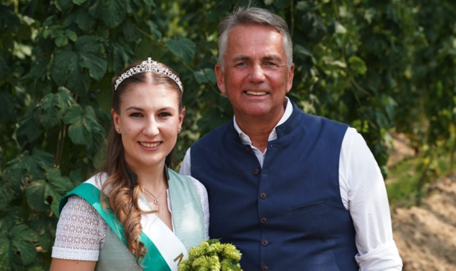 Die neue Mühlviertler Hopfenkönigin Melanie Paukner und Braumeister Johannes Leitner von der Braucommune in Freistadt. | Foto: Braucommune
