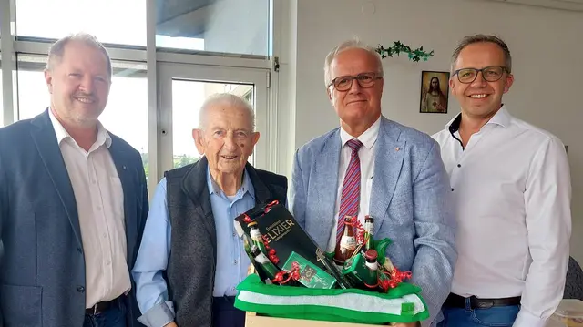 Von links: Vizebürgermeister Alexander Skrzipek, Jubilar Karl Siegl, SPÖ-Bezirksparteichef Christian Gratzl und Bürgermeister Fritz Robeischl. | Foto: SPÖ