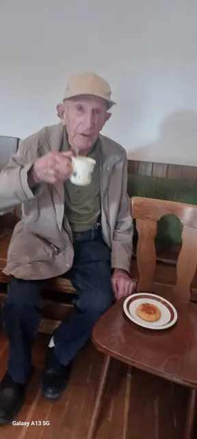 Anton Weichselbaum genoss am Flohmarkt auch eine Tasse Kaffee und Süßes. | Foto: privat