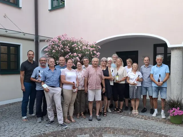 Klaus Lindinger mit den Ortsbildpflegern Wolfgang Karlsberger, Erwin Feichtinger, Wolfgang Hüttner, Petra Feichtinger, Irmgard und Johann Harrer, Helmut und Ingrid Krammel, Martina Hofmann, Herwig und Claudia Hofmann, Josefa Kiniger, Maria und Günther Ziegelbäck und Eduard Atzinger. | Foto: Gemeinde Fischlham