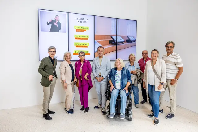 Der Behindertenbeirat der Stadt Salzburg hat die Orangerie Salzburg besucht und sich vor Ort ein Bild von den barrierefreien und inklusiven Angeboten gemacht. Im Bild: v.l.: Martin Hochleitner, Direktor Salzburg Museum, Andrea Brandner, Stadträtin, Gabriele Weißenbäck, Behindertenbeirat, Bernhard Auinger, Bgm, Monika Schmerold, Knackpunkt, Gertrude (Behindertenbeirat) und Otto Blaschitz, ÖZIV, Claudia Vins, Knackpunkt, Peter Ebner, Team Vielfalt | Foto: Stadt Salzburg/Wildbild