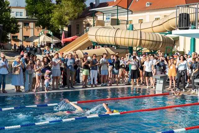 Die Schwimmer wurden von den Besuchern des Geburtstagsfestes auf den letzten Längen kräftig angefeuert. | Foto: 2026psb/rainer mirau/robert eipeldauer