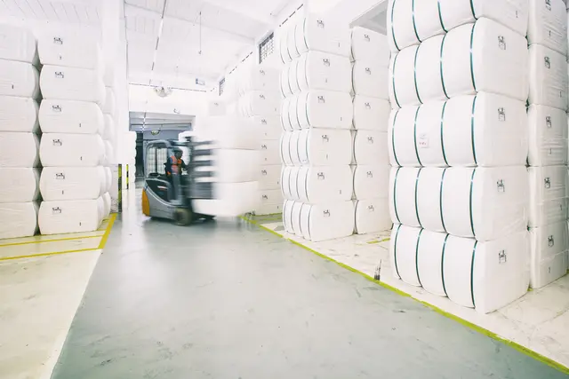 Im Lenzing-Werk in Heiligenkreuz werden jährlich über 80.000 Tonnen Lyocellfasern, bekannt unter den Marken Tencel und Veocel, produziert. | Foto: Lenzing