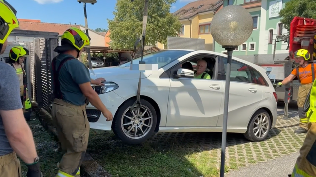 Kurioser Feuerwehreinsatz: Nach einem missglückten Fahrmanöver musste ein Pkw von einer Gartenmauer gehoben werden. | Foto: DOKU-NÖ