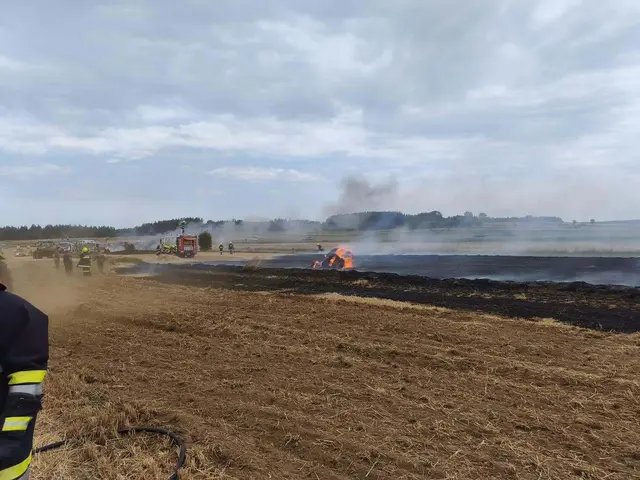 Die brennende Ballenpresse setzte das Feld in Brand. | Foto: FF Vitis