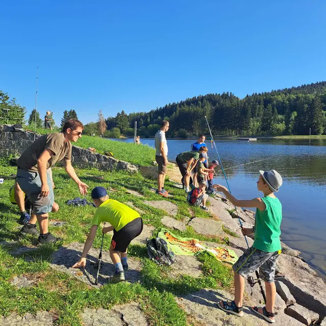 45 Kinder versuchten am Prameter Badesee ihr Glück beim Fischen. | Foto: Kinderfreunde Waldzell