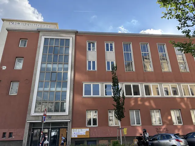 Der rote Nebentrakt steht ebenfalls unter Denkmalschutz. | Foto: Michael Marbacher/MeinBezirk