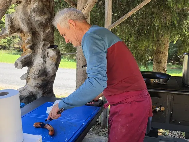 Joseph Schnedlitz vom Schallerhof hat sich für das Sogfest auf Leberkäse mit Wildbeimengung, Käserkrainer und kräftige Suppen mit Kaspressknödel und Fleischstrudel spezialisiert. | Foto: Anita Galler