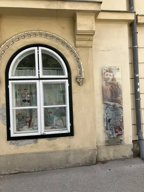 Die Friedensnobelpreisträgerin Bertha von Suttner ist am Haus Rainerring 9 verewigt. Die Zeit.Fenster-Tafeln sind bewusst auf Augenhöhe mit den Vorbeigehenden gestaltet. Vier Tafeln hängen aktuell in Baden (Suttner, Fanny von Arnstein, Zar Peter der Große und Erzherzog Rudolf) . Das Projekt war für etwa 20 Berühmtheiten konzipiert. Man könnte also auf Schritt und Tritt auch Stefan Zweig, Kaiserin Maria Theresia oder Johann Strauß, Beethoven und vielen anderen "begegnen". | Foto: Stockmann