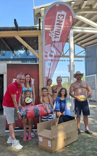 Strahlende Gewinner: Vinzenz Baldinger, Natalie Baldinger, Hannes Graf und Jessica Fournier freuen sich gemeinsam mit Rudolf Westermayer über die Tombola-Preise der AK Young/ÖGJ NÖ Bäder-Tour. | Foto: AK NÖ 