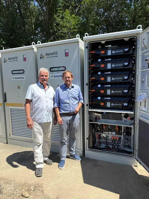 Energie aus der Sonne: Christian Schrefel und Georg Ecker besichtigten die Kläranlage, die mit Photovoltaik und Batteriespeicher neue Maßstäbe setzt. | Foto: Schrefel 