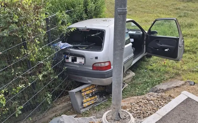 Ein Pkw kam in Neubach von der Fahrbahn ab und blieb auf einem Stromverteilerkasten stehen.
 | Foto: DOKU-NÖ