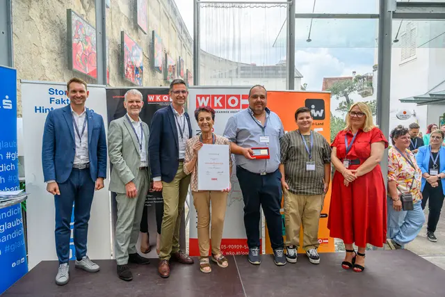 WKO-Obmann Jürgen Kapeller, Landesinnungsmeister Reinhard Honeder, Landesinnungsgeschäftsführer Heinrich Mayr, Familie Gumprecht und Ennser Wirtschaftsstadträtin Alexandra Saidnader | Foto: Simlinger