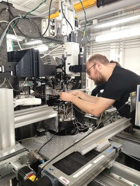 Studienleiter Michael Meindlhumer beim Synchrotron-Experiment. | Foto: Alice Lassnig