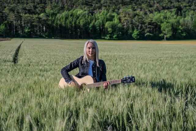 Mit Gitarre und gut bei Stimme: Marion Urban. | Foto: Michael Urban
