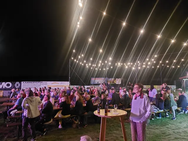 160 Besucher genossen einen stimmungsvollen Sommerabend mit der Weinviertler "Band Solid &amp; Gold". | Foto: Markus Kahrer