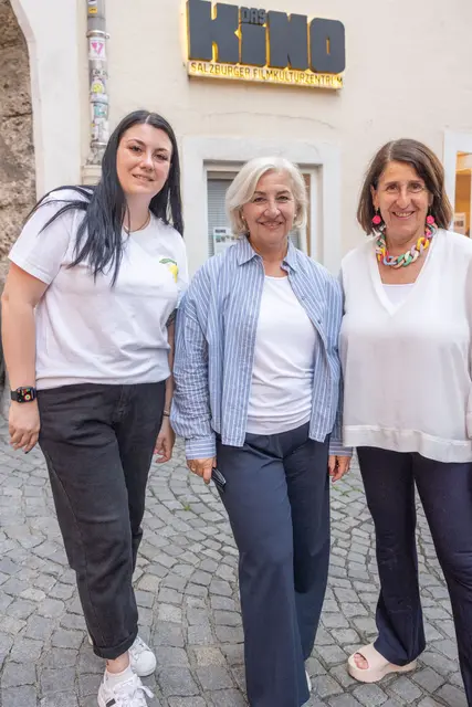 Mit einem vollen Haus feierte das Sommerkino des Teams Vielfalt seinen Auftakt. Aufgrund der Regenfälle musste die ursprünglich im Glanspitz-Park geplante Open-Air-Vorführung kurzfristig ins Filmkulturzentrum "Das Kino" verlegt werden.  | Foto: Stadt Salzburg/Wildbild/Doris Wild