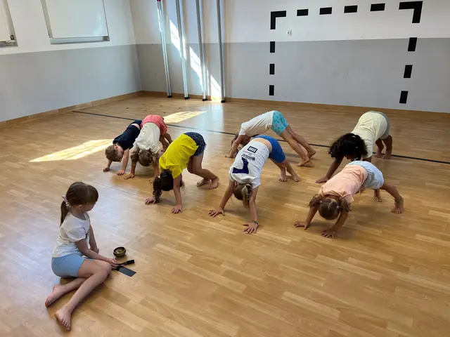 Die Kinder beim spannenden Yoga-Kurs in Wies