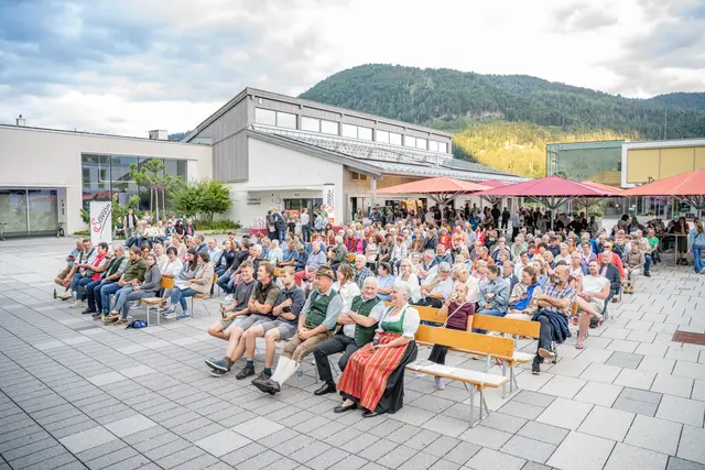 Reger Zuspruch bei der Vorpremiere am Dorfplatz in Kirchdorf. | Foto: Stefan Wörgetter