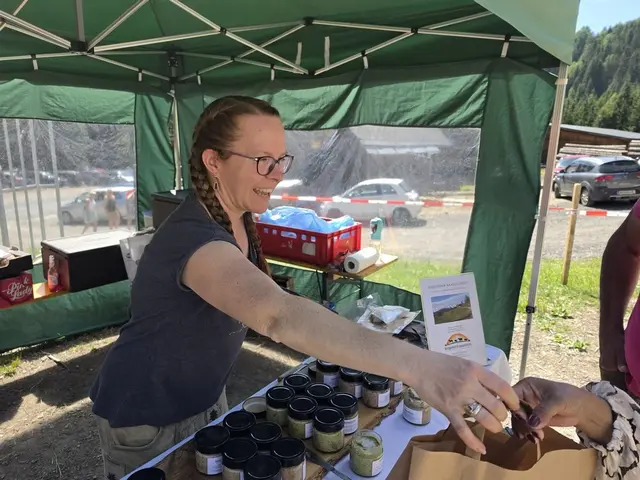Barbara Bachler war am Stand der Bergerhofes, der höchst gelegene Bauernhof in der Gemeinde Krakau auf 1450 Meter Seehöhe, Rinder, derzeit wird auf Ennstaler Bergschecken umgestellt, Schweine, Masthühner gibt es am Bergerhof. Beim Sogfest gibt es eine große Auswahl der am Hof produzierten Produkte zu erwerben. | Foto: Anita Galler