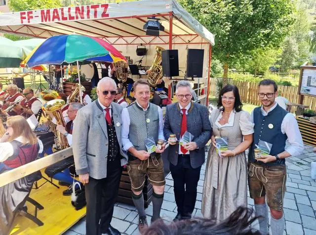 Bürgermeister Günther Novak, Landtagsabgeordneter und Klubobmann Erwin Angerer, Landtagspräsident Andreas Scherwitzl, Nationalparkreferentin Marika Lagger-Pöllinger und Landesrat Sebastian Schuschnig präsentieren den neuen „Naturkundlichen Führer Seebachtal“. | Foto: Gemeinde Mallnitz