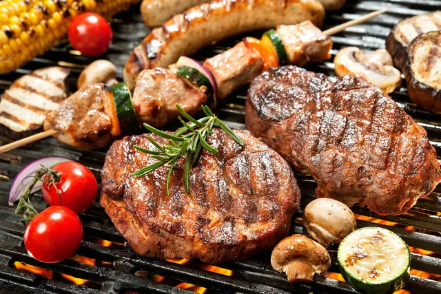 Mit dem Grill- und Salatbüfett sorgt das Küchenteam Woche für Woche für kulinarische Abwechslung. Frisch gegrillte Spezialitäten, knackige Salate und saisonale Beilagen stehen dabei ebenso auf dem Speiseplan wie regionale und biologische Zutaten. | Foto: alexraths/smarterpix
