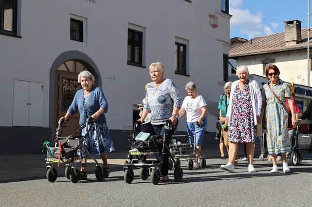 Mit Musik, guter Laune und viel Gemeinschaftsgefühl übersiedelten die BesucherInnen des Telfer Wohnzimmers gemeinsam in ihr neues Zuhause. | Foto: MG Telfs/Hackl