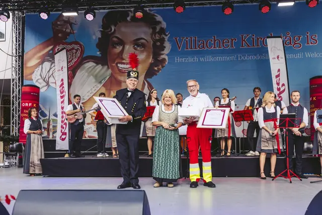 Kirchtagsobfrau Gerda Sandriesser ehrte Johann Kugi und Sigi Truppe für besondere Verdienste um den Villacher Kirchtag. | Foto: Marta Gillner
