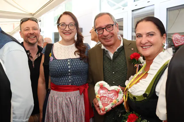 Wirtschaftsbund Villach Obmann Christian Tyl und Ehefrau Yvette (r.) luden zum heurigen Kirchtagsumtrunk ins Parkcafé Villach. Vizebürgermeisterin Sarah Katholnig war auch dabei. | Foto: MeinBezirk/Chiara Kresse