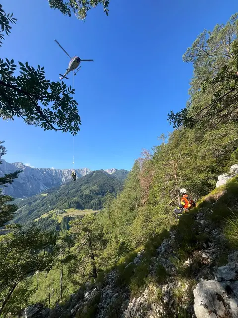 Im steilen Gelände wurden die Löscharbeiten erfolgreich durchgeführt. | Foto: FF Ferlach
