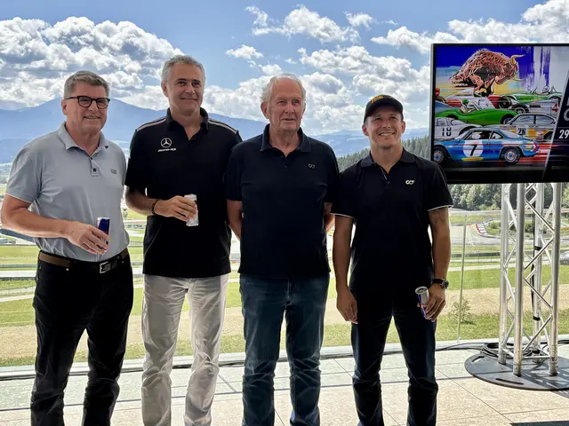 General Manager Thomas Überall (v.l.), ehemaliger F1-Pilot Karl Wendlinger, Red Bull Markenbotschafter Helmut Marko und Motorsportexperte Christian Klien am Red Bull Ring Spielberg.