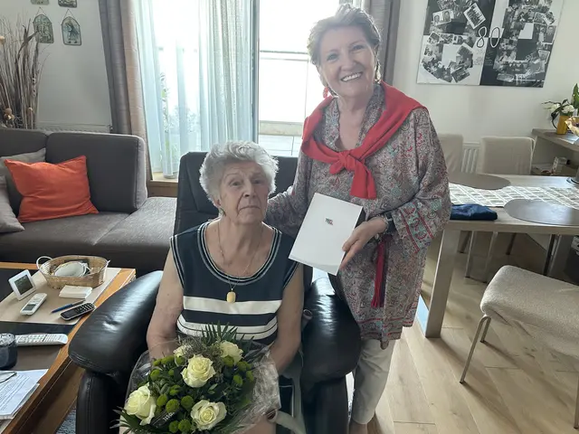 Anna Kucera wurde 90. Erika Buchinger gratulierte. | Foto: Stadt Wiener Neustadt/Weller