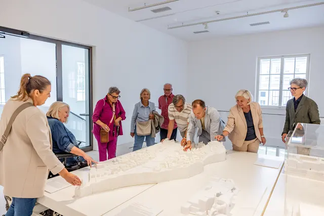 Der Behindertenbeirat der Stadt Salzburg hat die Orangerie Salzburg besucht und sich vor Ort ein Bild von den barrierefreien und inklusiven Angeboten gemacht. | Foto: Stadt Salzburg/Wildbild