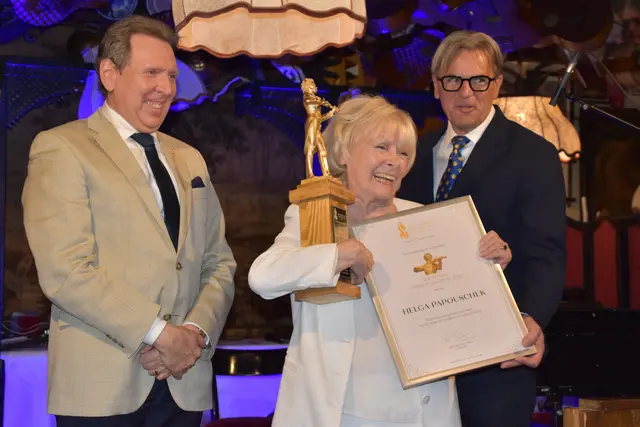 Goldener Johann Strauss und emotionale Geburtstagsüberraschung: Helga Papouschek wurde geehrt. | Foto: Patricia Hillinger/MeinBezirk