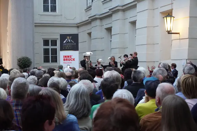 Bei „Ich hol vom Himmel dir die Sterne“ verteilten sich die Musiker im gesamten Innenhof und schufen ein außergewöhnliches Klangerlebnis. | Foto: AMG